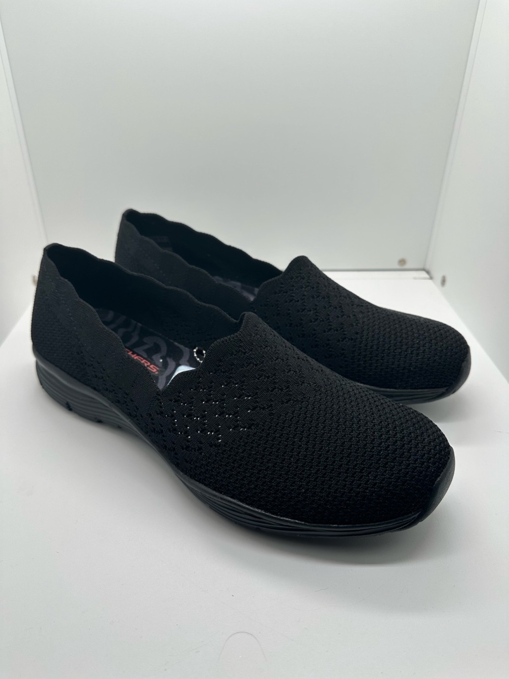 Skechers Seager Classic Fit Women’s Black Slip-On Shoes NWOB Size 10